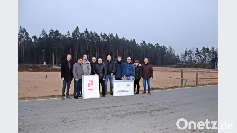 Die Freien Wähler machen sich zusammen mit Landtagsabgeordnetem Tobias Gotthardt (Zweiter von links) ein Bild von den Baumaßnahmen der Vorbacher Firma Ritter im Eschenbacher Stadtwald. Juniorchef Tobias Ritter (Vierter von rechts) erläutert das Projekt. Bild: jma