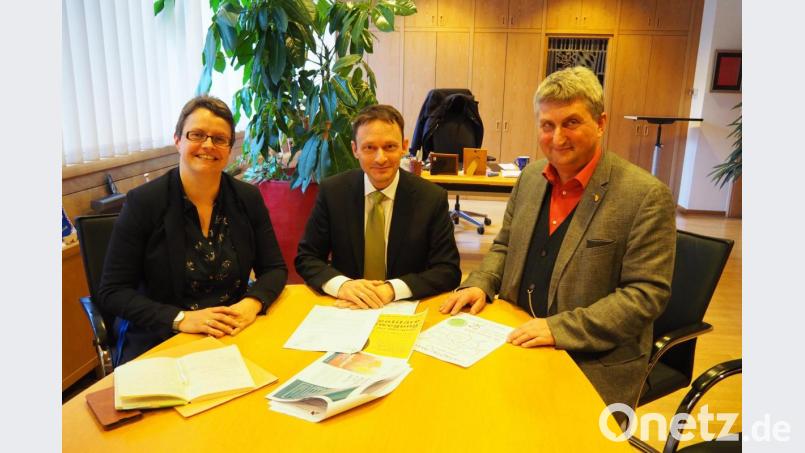 Die neue Förderperiode des Programms "Demokratie leben" stellen (von links) Programmkoordinatorin Susanne Reinhardt, Bürgermeister Jens Meyer und Programmkoordinator Herbert Schmid vor. Bild: Bühner