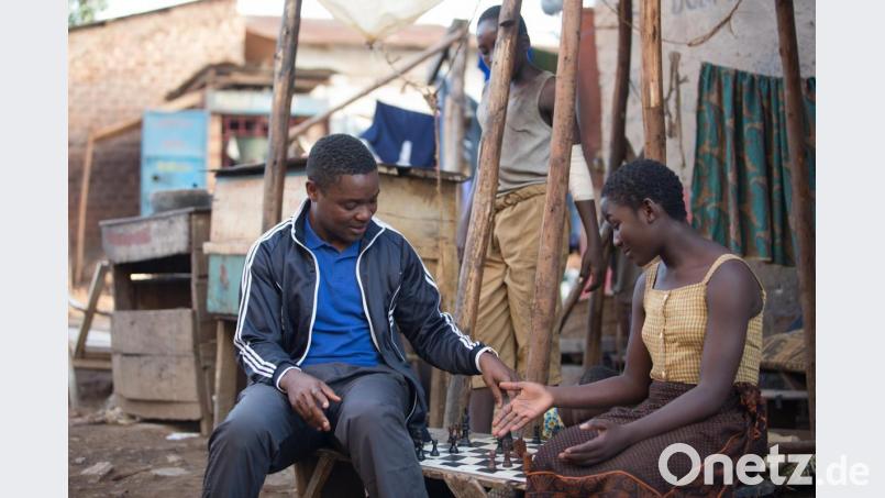 Ein Sozialarbeiter entdeckt im Slumkind Phiona (rechts) ein hochintelligentes Mädchen, das zum neuen Schachgenie in Uganda wird. Mit viel Selbstvertrauen setzt sich die anfangs erst Zehnjährige gegen Widerstände in Gesellschaft und Familie durch und schafft es mit ihrem Aufstieg und eisernem Willen, der Armut zu entfliehen. Bild: 2016 Disney Enterprises Inc./Edward Echwalu