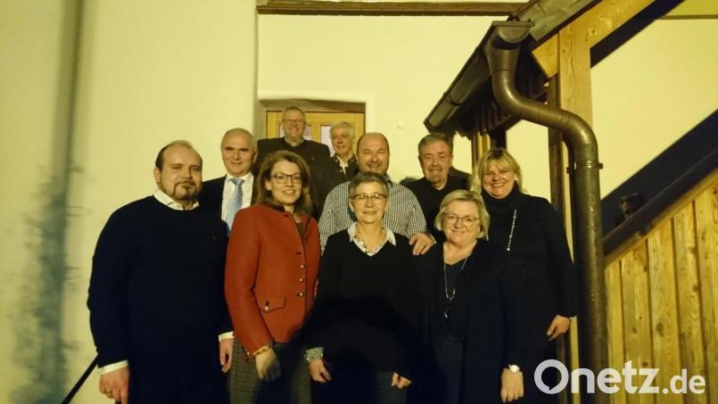 Zahlreiche Mitglieder des Libourne-Vereins wurden für ihre langjährige Treue ausgezeichnet. Unser Bild zeigt (von links) zweiten Vorsitzenden Florian Peter, Alois Hagl, Dritte Bürgermeisterin Martina Engelhardt-Kopf, Oberbürgermeister Andreas Feller, Bernhard Amann, Martine Daurelle, Winfried Paulus, Peter Semmler, Vorsitzende Sonja Dietl und Sandra Paulus. Bild: exb/Andreas Neft