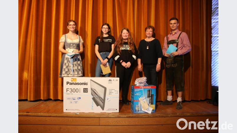 Milena Wegmann (links) und Noah Ruhland (rechts) gratulieren Victoria Woods, Marie Dostler und Irmgard Steinkohl (von links) zu den drei Hauptpreisen, die sie beim &quot;Bunten Abend&quot; entgegennehmen. Bild: sne