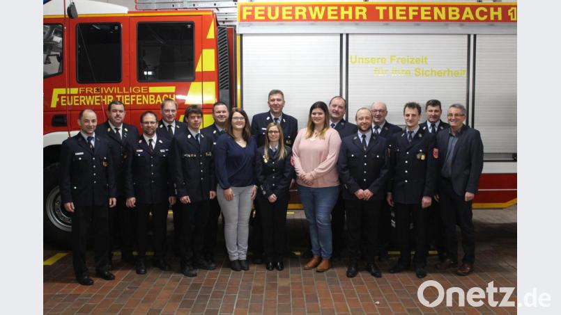 Die Weichen bei der Feuerwehr Tiefenbach sind gestellt: Mit Lisa Scherr (Siebte von rechts) steht erstmals eine Frau an der Spitze des Vereins. Die Feuerwehrführung und Bürgermeister Ludwig Prögler (rechts) gratulierten ihr und der Vorstandschaft zur Wahl. Bild: nis