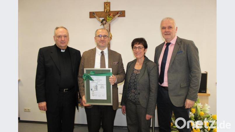 Der Familienpreis der Pfarrei ging heuer an den Verein „Pro Femina e.V.“. Vorstandsvorsitzender Kristijan Aufiero nahm diesen gerne entgegen (von links): Stadtpfarrer Georg Flierl, Kristijan Aufiero, Pfarrgemeinderatssprecherin Edith Schön und Kirchenpfleger August Trißl. Bild: heb