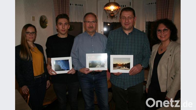 Marion Kaiser, Tim Köther, Martin Popp in Vertretung für seine Tochter Marina und Thomas Hofmann (von links) zeigten ihre Bilder und nahmen von Michaela Härtl Preise entgegen. Bild: fpoz