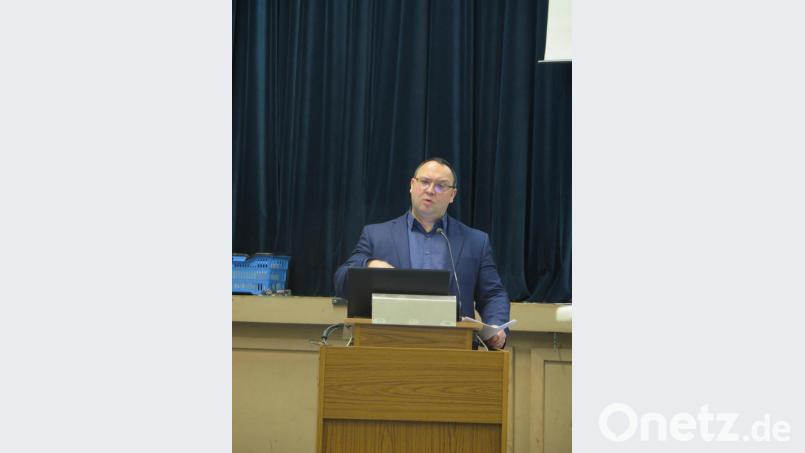 Realschulkonrektor Holger König informierte die Neuntklässler und ihre Eltern über ihre schulischen und beruflichen Möglichkeiten nach dem Realschulabschluss. Bild: jzk