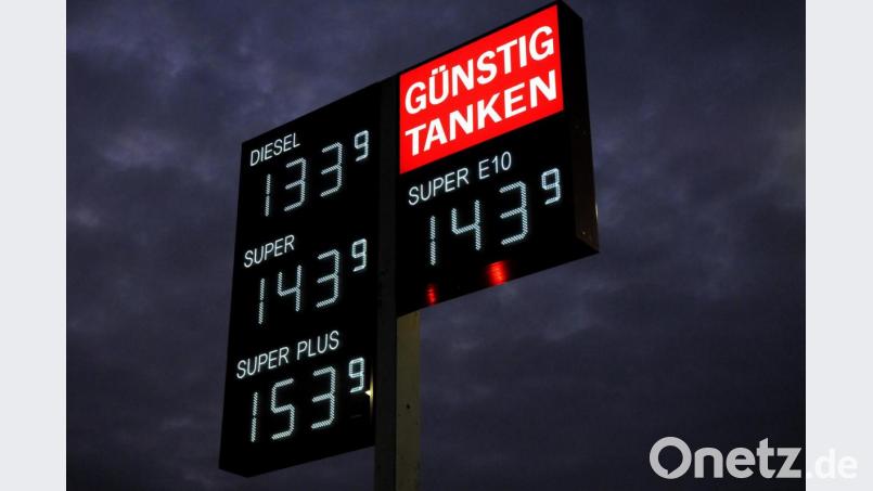 Nicht die Tankstellen legen den Preis fest, sondern die Mineralölkonzerne, die dahinterstehen. Wenn es unter ihnen wenig Konkurrenz innerhalb einer Stadt gibt, kann es sein, dass der Preis für den Liter Benzin oder Diesel höher ist als anderswo. Bild: Stephan Huber
