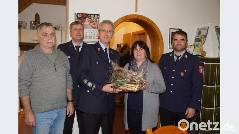 Für Birgit Höcherl war es als Bürgermeisterin die letzte Teilnahme an einer Generalversammlung der Feuerwehr Schwand-Laub. Für die Zusammenarbeit bedankten sich die Kommandanten Gerhard Ebnet (Mitte) und Michael Pfistermeister (rechts) sowie Vorsitzender Hans Pfistermeister (links). Dem Dank schloss sich Kreisbrandmeister Christian Weinfurtner an. Bild: mmj
