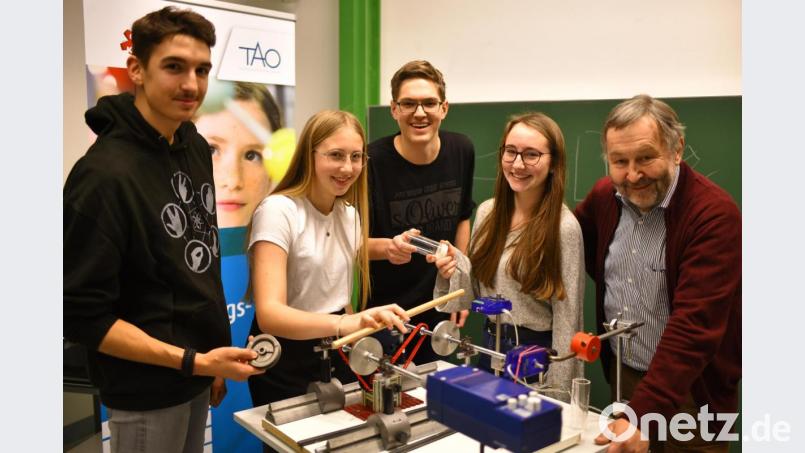 Die vier erfolgreichen Augustinus-Gymnasiasten Sebastian Beierl, Emma Ingendorf, Sebastian Heiss und Linda Thumfart arbeiten am Reibungsoszillator-Experiment mit Professor Zimmermann von der Universität Bayreuth. Bild: exb/S. Völkel / Bayreuth/Doktorand in der Physik