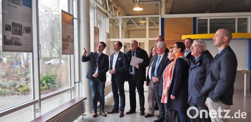 Christoph Skutella (links) erläutert den Gästen beim Rundgang durch die Ausstellung die Bilder. Bild: Bühner