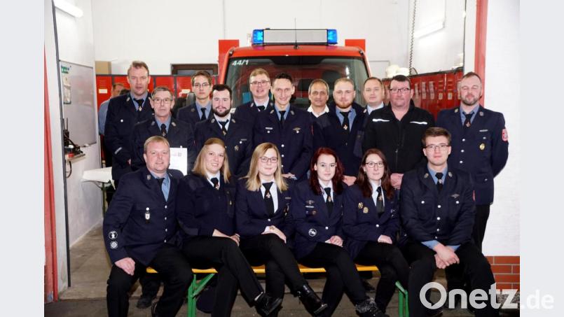 Einen großen Wechsel in der Führungsstruktur der Wehr tritt am 1. Mai ein. Die Neuwahlen veränderten die Aufgabenverteilung: Vorsitzender Peter Kopp (vorne links), der künftige Kommandant Philipp Schmidt (vorne rechts) und amtierender Kommandant Bernd Kopp (stehend, Fünfter von links). Bild: bkr