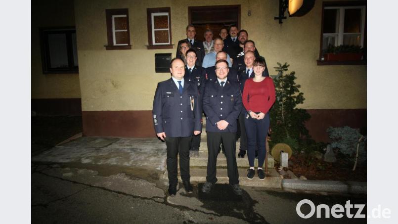 Zu Sprüngen auf der Feuerwehr-Karriereleiter oder zu Mitgliedschaftsjubiläen gratulieren Kommandant Markus Eichermüller und Vorsitzender Tobias Eck (vorne, von links) mehreren Kameraden ihrer Zessau-Weihersberger Wehr. Neu aufgenommen wird Katharina Dobmeier (vorne, rechts). Bild: bjp