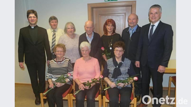Von Herzen kommende Worte, Urkunden und Geschenke gelten bei der Katholischen Arbeitnehmerbewegung den Jubilaren. Sie fühlen sich in der Gemeinschaft gut aufgehoben. Bild: nm