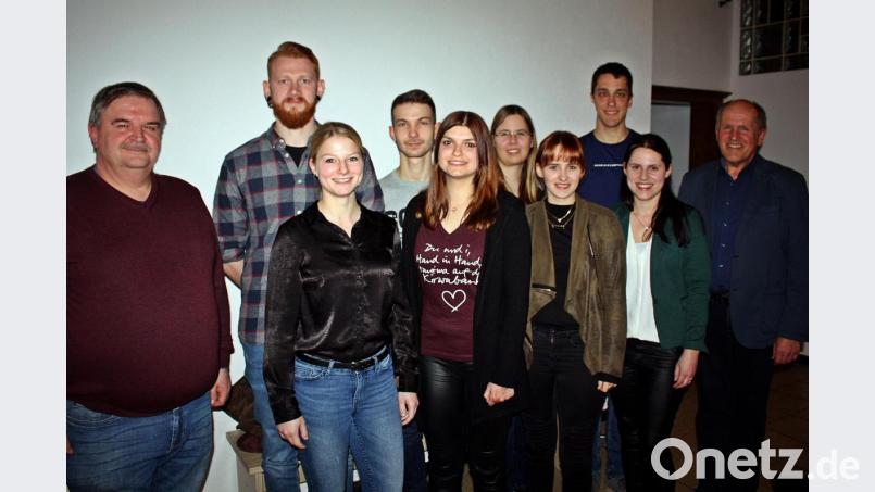 Der neue Vorstand des Kirwavereins setzt sich zusammen aus (vorne, von links) Thomas Klier, Johanna Kick, Stefanie Reil, Ann-Kathrin Zeus, Regina Zimmerer mit Michael Bauer sowie (hinten, von links) Raphael Landgraf, Tobias Klier, Katja Welzl und Johannes Albrecht. Bild: zer