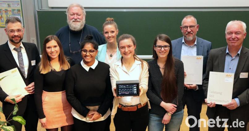 Große Freude bei der "Ausgezeichnet!"-Feier an der OTH Amberg-Weiden: Alexander Herzner, Kanzler Ludwig von Stern, Professor Burkhard Stolz und Professor Jörg Holzmann (hinten von links) freuen sich mit den am Projekt beteiligten Studentinnen des Masterstudiengangs Medizintechnik über den Preis "best project" und die Förderung über 10.000 Euro. Bild: Wolfgang Steinbacher