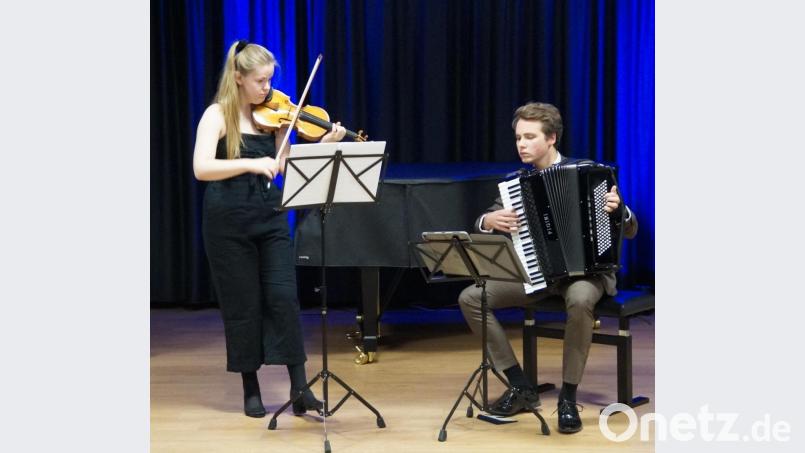 Maria Wehrmeyer (Violine) und Julius Schepansky (Akkordeon) sorgten beim Konzert im Jubiläumsjahr im Musiksaal des Ortenburg-Gymnasiums für einen gelungenen Auftakt. Bild: weu
