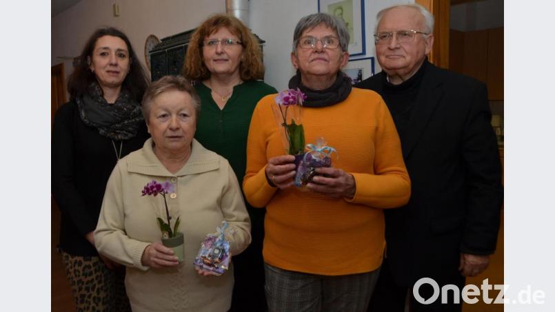 Betty Kraus und Monika Runkel (vorne, von links) sind ausgezeichnete Mitglieder des Frauenbundzweigvereins Roggenstein. Sie gehören seit 35 Jahren zur Gemeinschaft. Pfarrer Gerhard Schmidt und die Vorsitzenden Ulrike Gösl und Elisabeth Bojer (hintere Reihe, von links) gratulierten dazu. Bild: dob