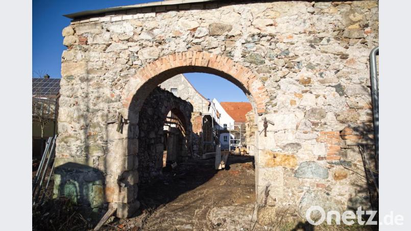 Blick durch das Scheunentor in das Nebengebäude. Bild: JOCHEN NEUMANN 
ERBENDORF