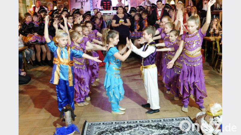Zum Motto „Eine Reise um die Welt“ setzen die Showgirls der Kindergarde in ihren bezaubernden Kostümen das orientalische Märchen „Aladin“ fantasievoll, anmutig und liebreizend ins Szene. Bild: ohr