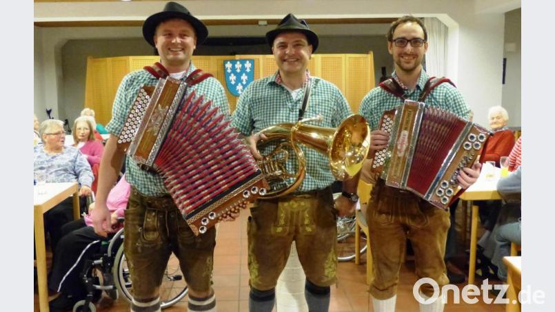 Die Roum-Boum (von links: Thomas, Dominik und Sebastian), begeisterten mit ihren Auftritten und Gstanzln nicht nur im Kastler Seniorenheim, sondern auch in den Kastler Wirtshäusern. Bild: jp