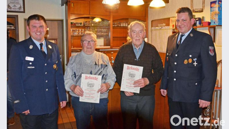 Nur zwei Feuerwehr-Veteranen, Johann Seitz (Zweiter von rechts) für 70 Jahre und Hans Müller (Zweiter von links) für 60 Jahre, nehmen in der Jahreshauptversammlung die Dankurkunden aus den Händen von Vorsitzendem Wolfgang Böhm (rechts) und seinem Stellvertreter Daniel Albersdorfer (links) persönlich entgegen. Alle anderen zu ehrenden Mitglieder können aus den verschiedensten Gründen nicht an der Versammlung teilnehmen. Bild: ü