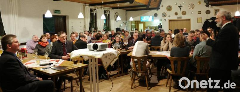 Als Dank für ehrenamtliche Mitarbeit lud die Pfarrgemeinde Stulln zum Neujahrsempfang in den Bodensteinersaal ein. Pfarrgemeinderatssprecher Stefan Wittmann (links) gab auf einen Rückblick über das lebendige Geschehen in der Pfarrei, und Pfarrer Heinrich Rosner (rechts) bedankte sich für das vielfältige Einbringen. Bild: ohr