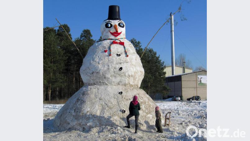 Ein Riese in Weiß, ein Gigant aus Schnee, der König von Kienlohe: Vor zehn Jahren war Schneemann „Kieni“ an der B 299 nahe der Trocknungsanlage in Kienlohe der Hingucker schlechthin. Derzeit bleibt der Schnee aus. Archivbild: Wolfgang Steinbacher
