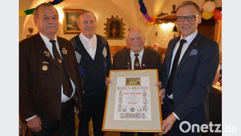 Zum neuen Ehrenmitglied ernannte die Eghalanda Gmoi den 91-jährigen Schirndinger Ludwig Nappert (Zweiter von rechts). Vorsitzender Josef Heinz (links) nannte ihn ein Egerer Urgestein und einen der besten Geschichtenerzähler überhaupt. Dazu gratulierten stellvertretender Vorsitzender Josef Walenta (Zweiter von links) und Bürgermeister Bernd Sommer. Bild: jr