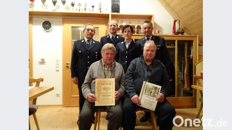 Stehend von links: 2. Vorstand Georg Hösl, 1. Kommandant Konrad Adam, Bürgermeisterin Tanja Schiffmann, 1. Vorsitzender Hermann Sellmeyer. Sitzend von links: Helmut Bauriedl (neues Ehrenmitglied), Erwin Schraml (50Jahre Mitglied). Bild: adj