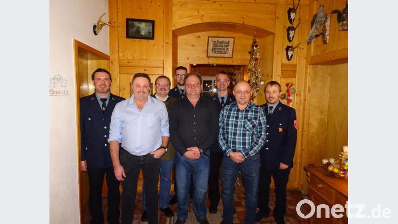 Langjährige Mitglieder der Feuerwehr Ellenfeld wurden bei der Generalversammlung geehrt (von links): Zweiter Vorsitzender Wolfgang Lindner, Wolfgang Fischer, Bürgermeister Alfred Stier, Zweiter Kommandant Thomas Ulrich, Gerhard Schreiber, Vorsitzender Markus Gmeiner, Willi Schreiber sowie Kommandant Josef Richtmann. Bild: Willi Schreiber/exb
