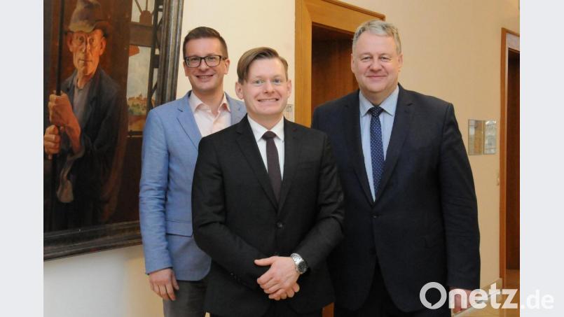 Landrat Richard Reisinger (rechts) und Tourismusreferent Hubert Zaremba (links) hießen Martin Schreiner als neuen Leiter des Kulturschlosses Theuern und Nachfolger von Michael Ritz willkommen. Bild: Christine Hollederer