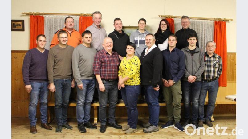 Mit diesen Kandidaten geht die Freie Wählergemeinschaft Thanstein ins Rennen um Plätze im Gemeinderat. Auf Platz eins tritt der bisherige Zweite Bürgermeister Wolfgang Niebauer (vorne, Vierter von rechts) an. Bild: exb