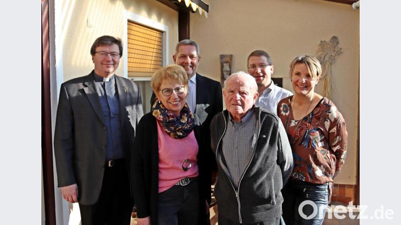 Karl Trenz (vorne rechts) mit seiner Frau Elisabeth und den Kindern Martina und Christian sowie Dekan Marek Flasinski und Bürgermeister Joachim Neuß. Bild: jma