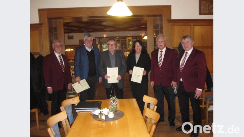 Langjährige Vereinsangehörige werden ausgezeichnet (von links): Herbert Ernst, Wolfgang Wismeth, Josef Götz, Bürgermeisterin Alexandra Sitter, Helmut Fischer und Hans Gurdan. Bild: e