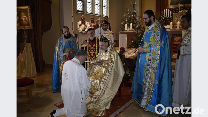 Neupriester Philip Isa kniet während des Weiheakts in der Mutterhauskirche vor Erzbischof Philoxenos Matias Nayis. Bild: sck