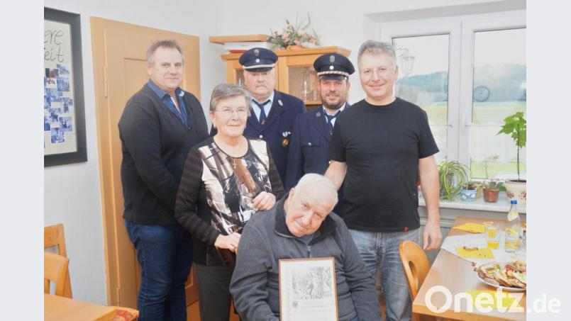 Jubilar Erhard Zwicknagel - zusammen mit Ehefrau Margareta und Sohn Johann (rechts) - freute sich über die Glückwünsche von Zweitem Bürgermeister Wolfgang Niebauer (links) und der Abordnung der Feuerwehr Thanstein-Berg. Bild: rkp
