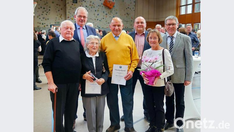 Beim Neujahrsempfang wurden Lieselotte Irmer und Walter Konhäuser (vorne, Zweite und Dritter von links) mit der Bürgermedaille in Silber geehrt. Erster Bürgermeister Gottfried Härtl (hinten links) und zweiter Bürgermeister Oskar Schuster (hinten rechts) dankten für das besondere Engagement um den Erholungsort und würdigten auch die langjährigen Leistungen von Emmeram Trottmann (vorne links), Karl Wittmann (hinten Zweiter von rechts) und Monika Seidel (vorne rechts). Bild: bsc