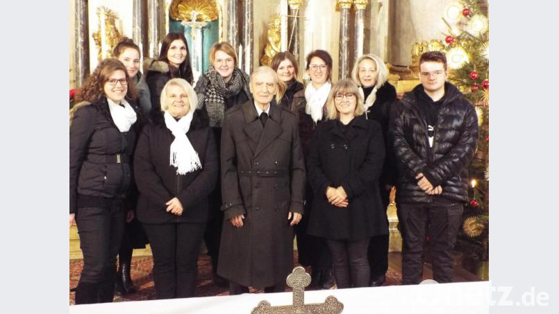 Pfarrer Georg Braun (Mitte) mit den Mitgliedern des Schmidmühlener Chors &quot;Corde Vobiscum&quot;. Bild: ll