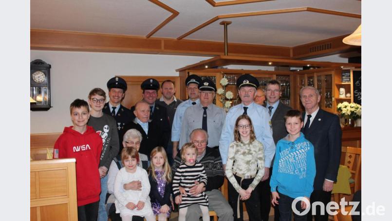 Groß war die Schar der Gratulanten zum 80. Geburtstag von Karl Meiller (vorne Mitte). Neben seiner Frau Theresia gratulierten die Enkelkinder, Pfarrer Josef Most, Bürgermeister Hermann Ach und die Vereinsabordnungen. Bild: gi