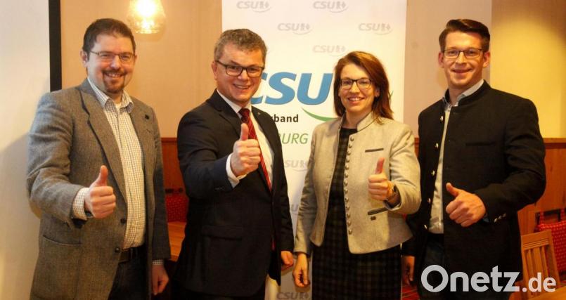 Daumen hoch: Fraktionsvorsitzender Alexander Trinkmann, Bürgermeister Martin Birner, die Fraktionsvorsitzende im Kreistag, Martina Englhardt-Kopf, und Ortsvorsitzender Thomas Albang (von links) strahlten beim Wahlkampfauftakt der CSU in Neunburg v.W. Zuversicht aus. Bild: Hirsch