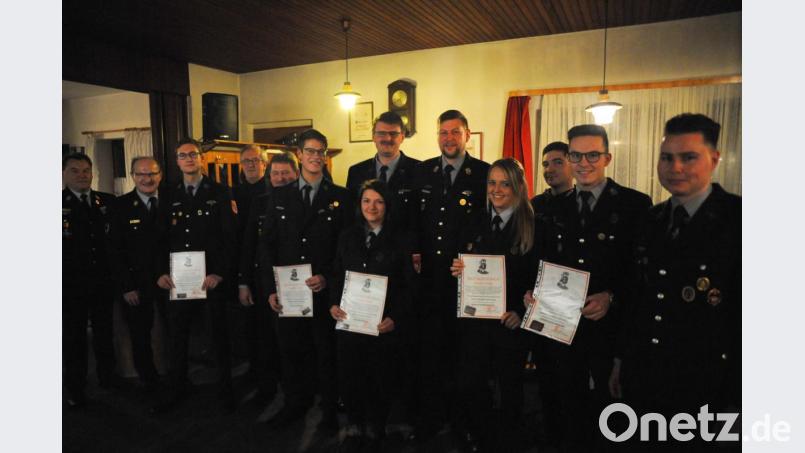 Die Beförderten der Feuerwehr Hohenkemnath mit den Offiziellen. Bild: Andreas Brückmann