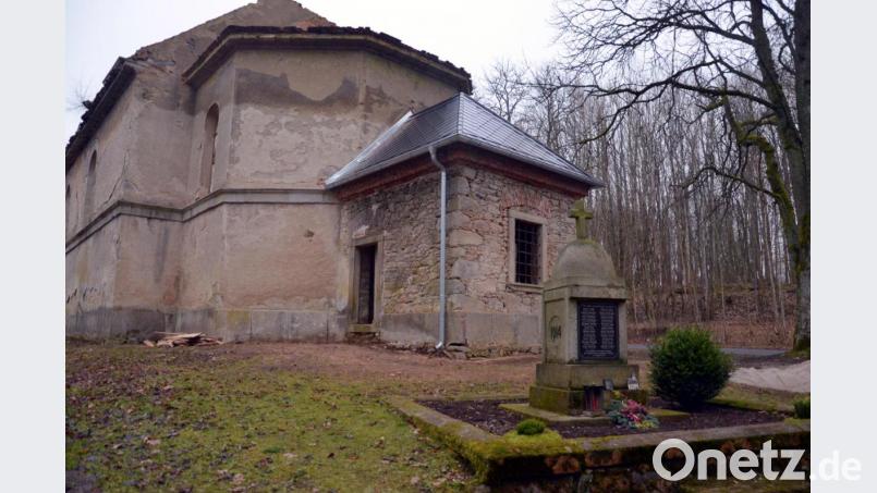 Mit einem neuen Dach sieht der Sakristeianbau in Nové Domky (Neuhäusl) schon wieder wesentlich freundlicher aus. Das Kriegermahnmal im Vordergrund soll im Laufe des Jahres saniert werden. Bild: Picasa