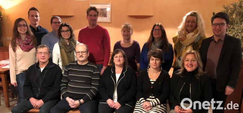 Vorsitzende Lydia Magdalena Schimmer (sitzend, rechts) freute sich, dass auf der Kandidatenliste von SPD/Unabhängige Bürger auch viele junge Kandidaten und Frauen zu finden sind. MdB Marianne Schieder (vorne, Mitte) und Landratskandidat Peter Wein (stehend, rechts) gratulierten. Bild: exb