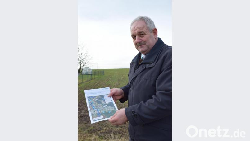 Nur wenige Meter hinter diesem Zaun sollen die Erdkabel in den Boden, weiß Bürgermeister Johann Burger. Bild: szl