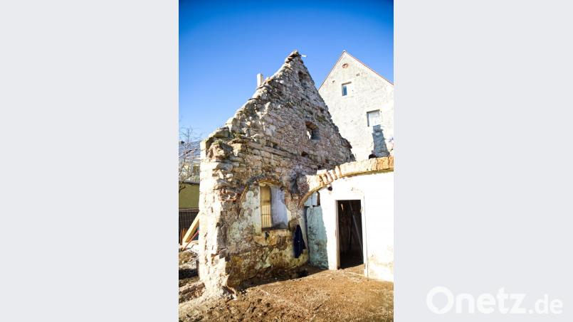 Eine gefährliche Schieflage hat die westliche Giebelseite des Nebengebäudes. Jetzt erhält sie ein Holzkorsett, um den Bestand zu sichern und wieder in die Senkrechte zu bringen. Bild: JOCHEN NEUMANN 
ERBENDORF