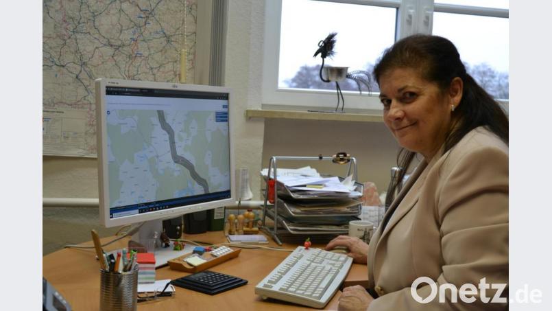 Regina Kestel schaut sich am Computer einen Ausschnitt des im Landkreis vorgesehenen Stromtrassen-Korridors an. Bild: as