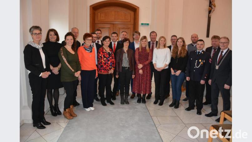 Erstmals wurden Dankurkunden und Ehrennadeln für langjährige ehrenamtliche Wahlhelfer verliehen. Im Bild: (von links) Ute Pflaum, Imke Steinert, Birgit Grillmeier, Konrad Härtl, Sibylle Schiedeck, Philipp Schwan, Wolfgang Pötzl, Christa Panrucker, Andreas Malzer, Edgar Wenisch, Brigitte Köstler, Peter Andritzky, Stefanie Bernau, Reinhard Wurm, Simone Panrucker, Uwe Rosner, Marion Kreuzer, Markus Konrad, Stefan Kreuzer, Edwin Pfohl und Bürgermeister Max Bindl. Bild: jr