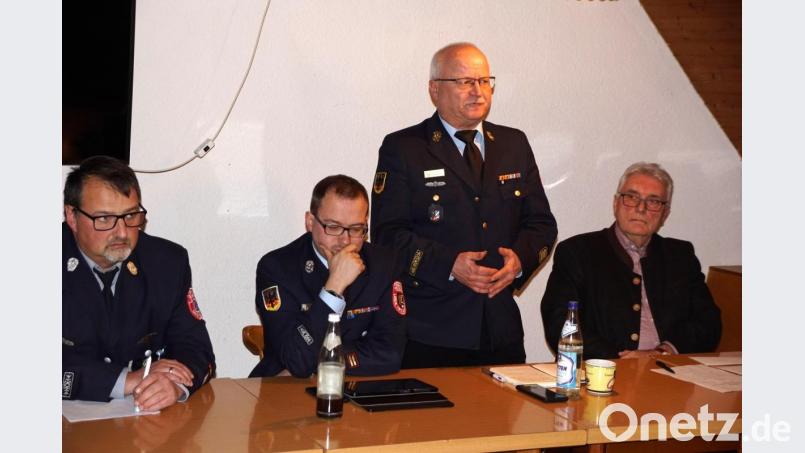 Auf dem Bild (von links) Kommandant Uwe Engelbrecht, Kreisbrandmeister Florian Braunreuther, Kreisbrandinspektor Otto Braunreuther und Bürgermeister Josef Hecht. Bild: bkr
