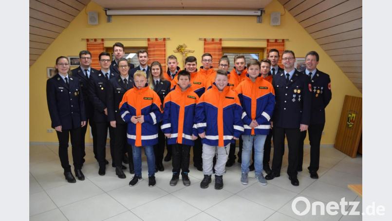 Bei der Feuerwehr Dürnsricht gibt es eine aktive Jugendgruppe. Für sie wurden im vergangenen Jahr warme Jugendparkas gekauft. An einige Jungfeuerwehrler wurden Leistungsabzeichen überreicht. Bild: exb