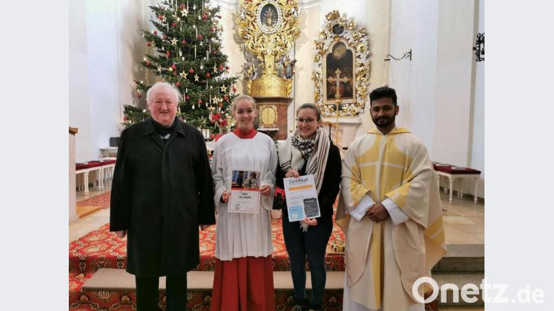 Pfarrer Erwin Bauer und Pfarrvikar Bivin gratulierten Marie Hummer (2.v.r.) zur erfolgreichen Gruppenleiterausbildung und dankten Lea Spangler für 7 Jahre Ministrantendienst. Bild: gz