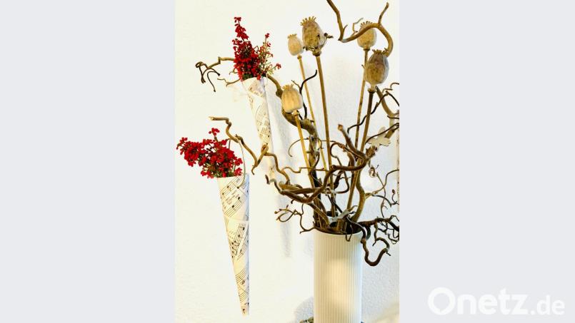 Die kleinen Blumenvasen sind ein reizvoller Blickfang - zum Beispiel mit Erika gefüllt und an einer Trocken-Deko befestigt. Bild: mia